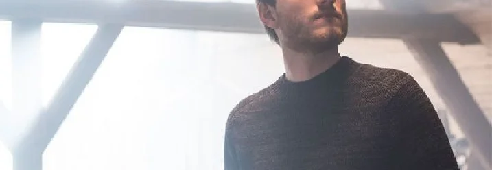 Person in einem Dachstuhl